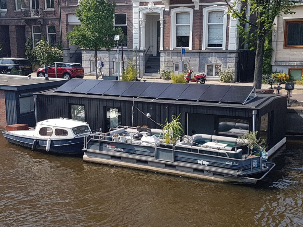 leuke enkel laags woonboot in de gracht van Amsterdam