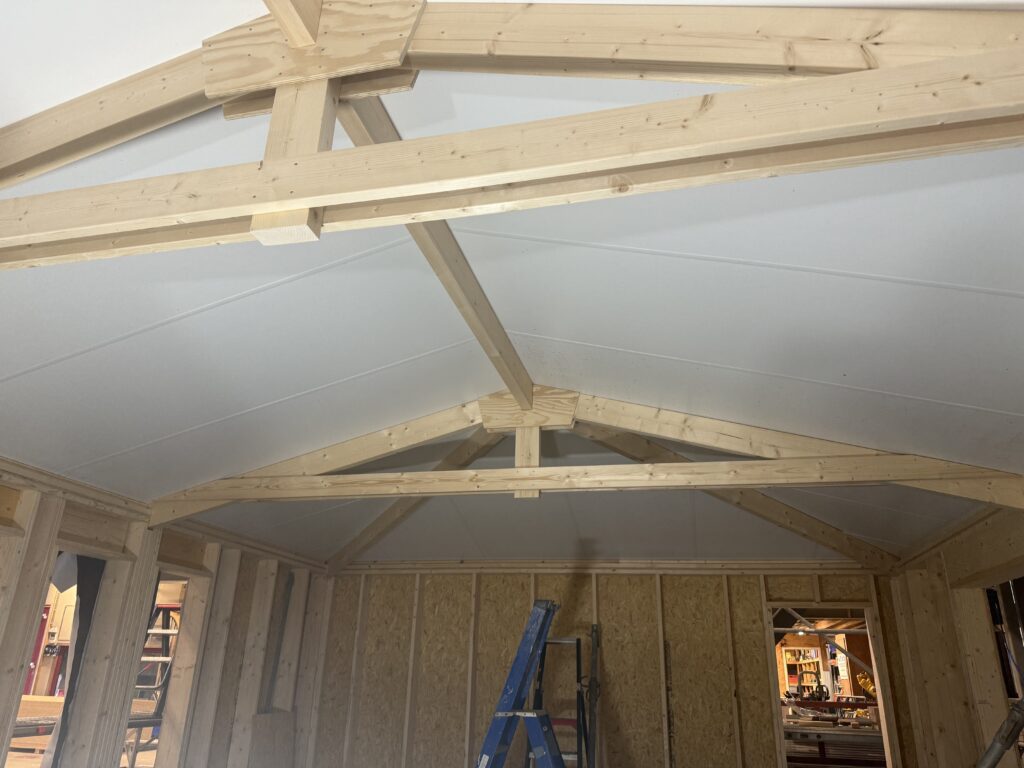 Houten spanten in woonboot