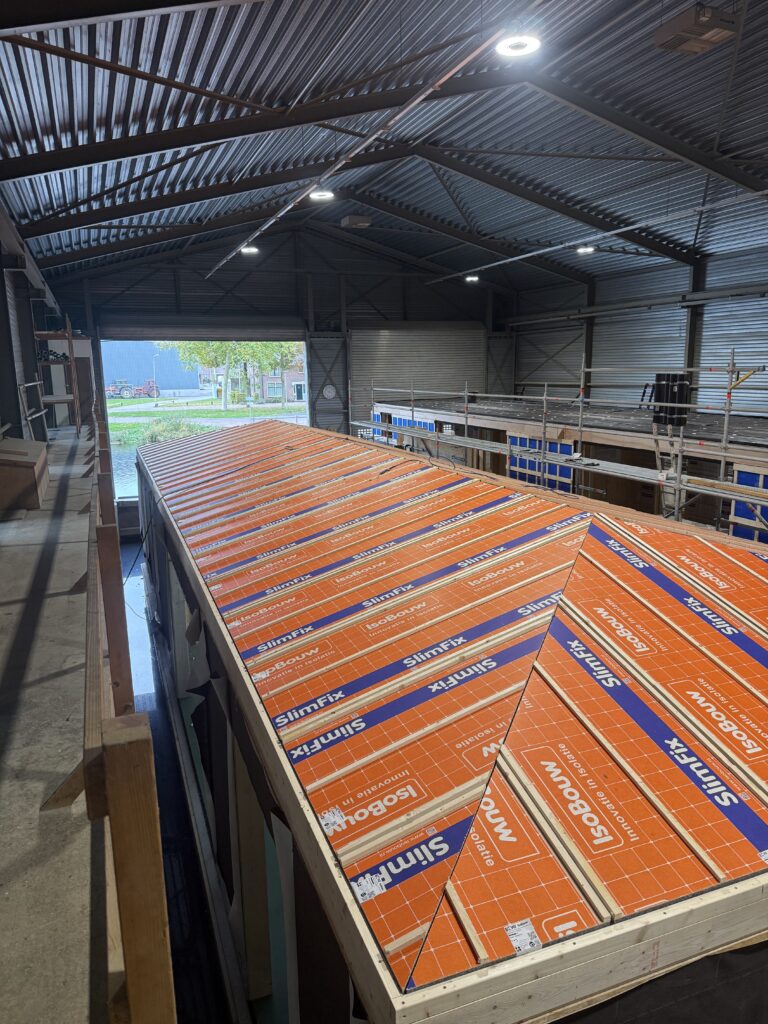 Dakplaten op nieuwbouw woonark Meppel